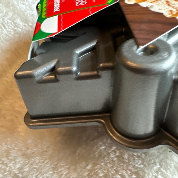 New Nordic Ware Frozen Snowflake Pull Apart Cake Pan Heavy Cast Aluminum Made US - Picture 6 of 7